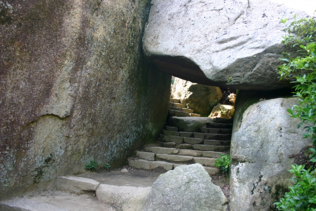弥山の岩のトンネル
